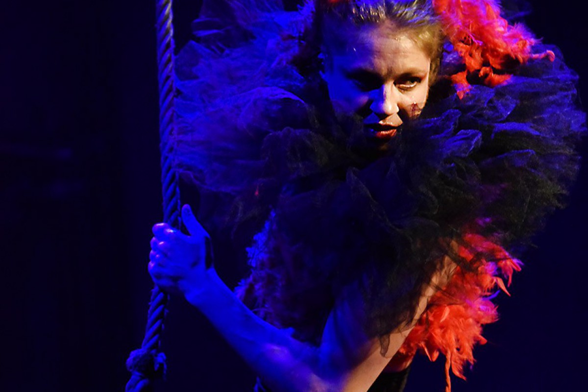 WOMAN-HOOD: Solo performance ακροβατικής κούνιας και χορού στο Red Jasper τον Νοέμβριο