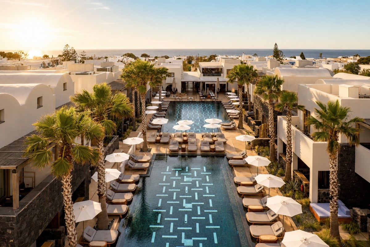 Τρεις διεθνείς διακρίσεις για το Radisson Blu Zaffron Resort Santorini στα World Luxury Hotel Awards 2026