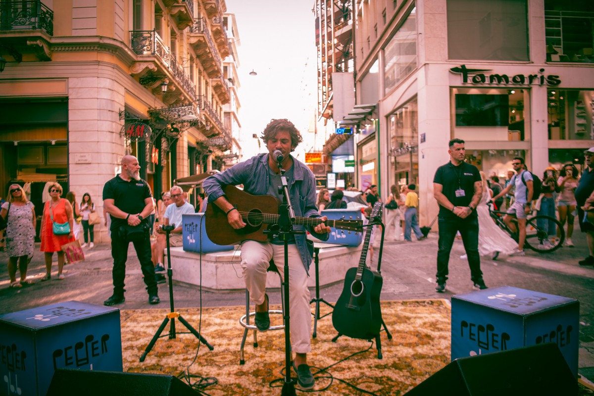 Jack Savoretti: Αιφνιδιαστική εμφάνιση στην Ερμού πριν τη συναυλία του στο Λυκαβηττό - Ο Βρετανός τραγουδιστής έδωσε αυθόρμητο pop-up live στον πεζόδρομο της Ερμού, λίγες ημέρες πριν την εμφάνισή του στο Δημοτικό Θέατρο Λυκαβηττού στις 2