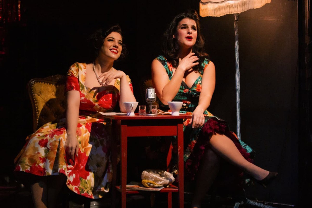 Red Jasper Cabaret Theatre: Νέο ρεπερτόριο και καλλιτεχνική διεύθυνση για τη σεζόν 2026-2027 - Η ανεξάρτητη σκηνή καμπαρέ της Αθήνας ανακοινώνει νέα δίδυμη καλλιτεχνική διεύθυνση και ένα πυκνό πρόγραμμα παραστάσεων, διεθνών συνεργασιών και εκπαι