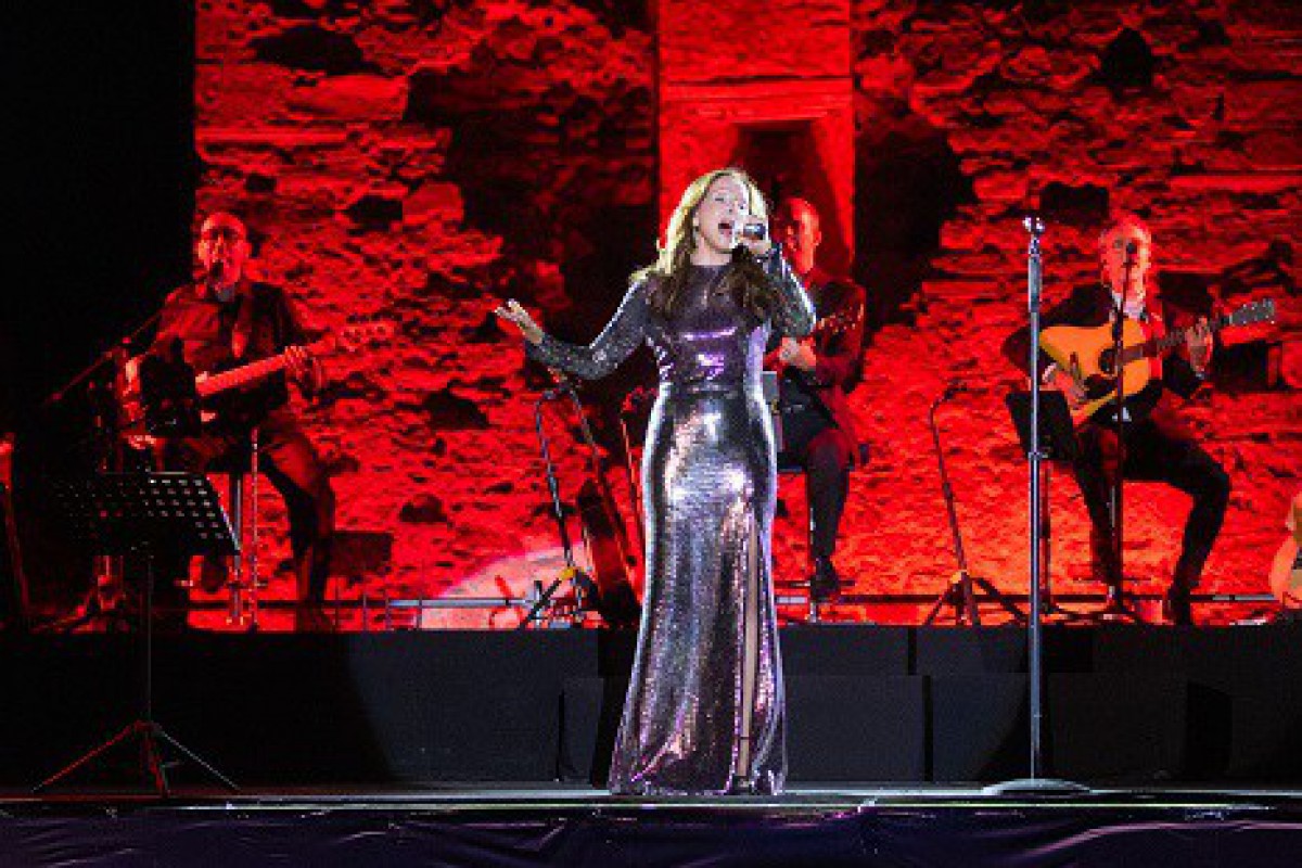 Η Βίκυ Λέανδρος έκλεισε το Sani Festival 2026 σε μια ιστορική συναυλία στον Λόφο της Σάνης - Κατάμεστος ο Λόφος της Σάνης το βράδυ του Σαββάτου 15 Αυγούστου, με έκπληξη τη συμμετοχή της Αθηνάς Ανδρεάδη