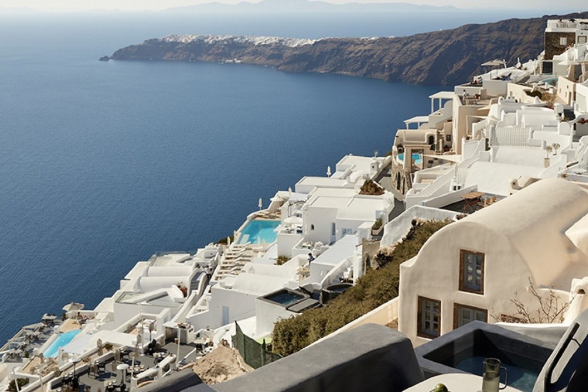 Το Kivotos Santorini διακρίνεται ξανά με «One MICHELIN Key» για το 2026