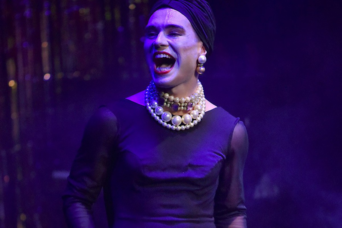 «MadMadame Has Arrived»: ρετρό‑νουάρ μουσική αφήγηση στο Red Jasper Cabaret Theatre από 30 Οκτωβρίου