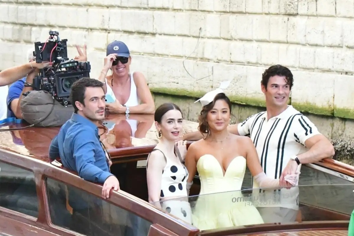 Το Emily in Paris στη Μύκονο: Η αποκάλυψη για το πρόγραμμα των γυρισμάτων