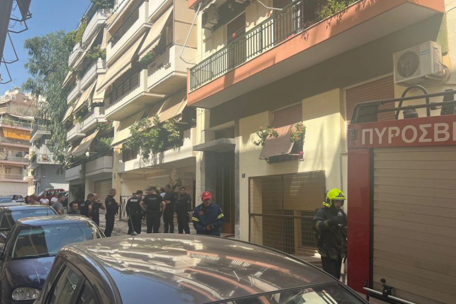 Ένας νεκρός από τη φωτιά στο διαμέρισμα στον Νέο Κόσμο - Τραγωδία στον Νέο Κόσμο, εντοπίστηκε απανθρακωμένη σορός στο διαμέρισμα που καιγόταν - Για την κατάσβεση της πυρκαγιάς κινητοποιήθηκαν 12 πυροσβέστες 