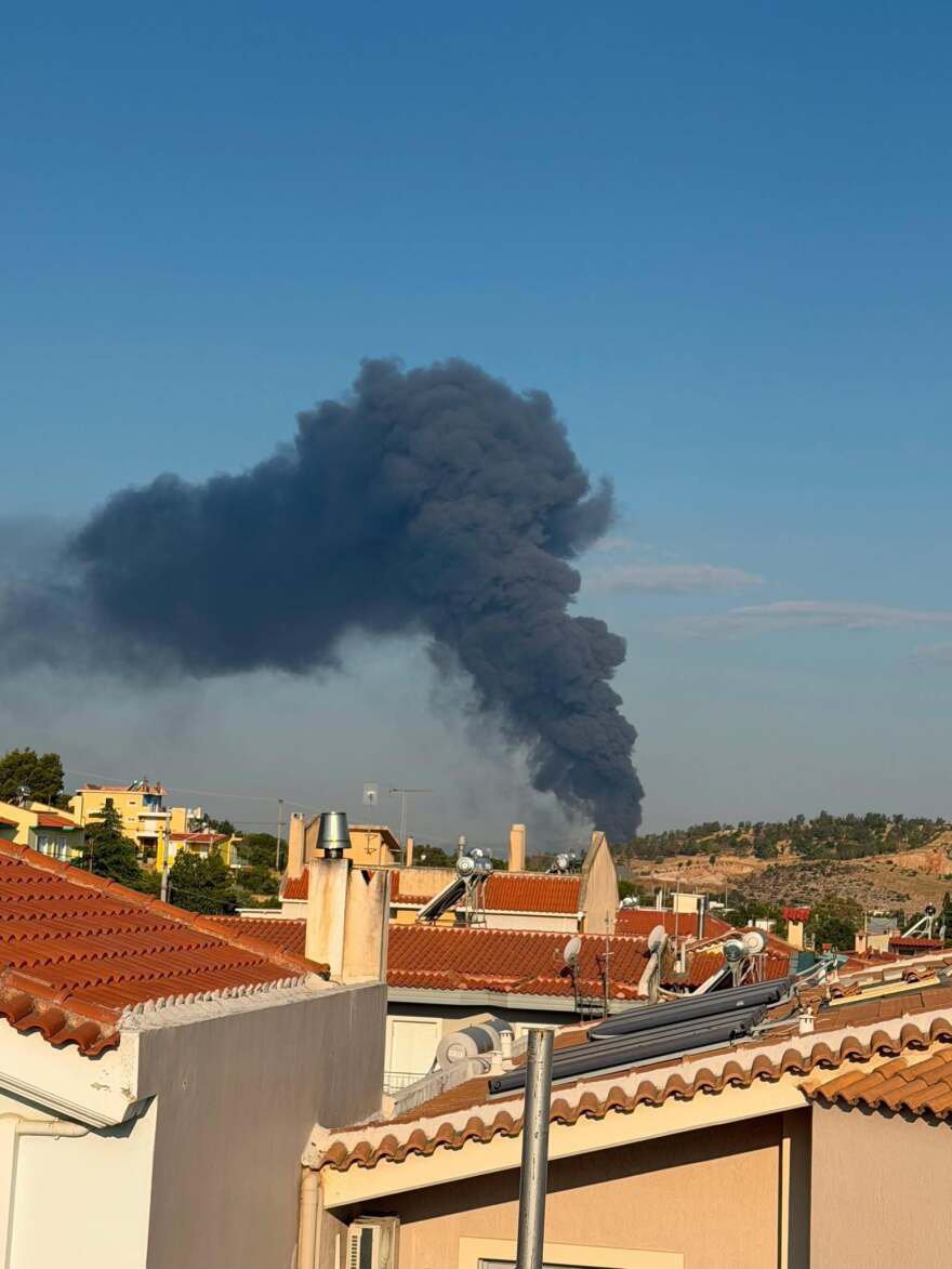 Έντεκα τραυματίες από τη φωτιά στον Ασπρόπυργο, οι 3 διασωληνωμένοι - Ανησυχία για φορτηγό με δεξαμενή προπανίου που είναι μέσα στην επιχείρηση