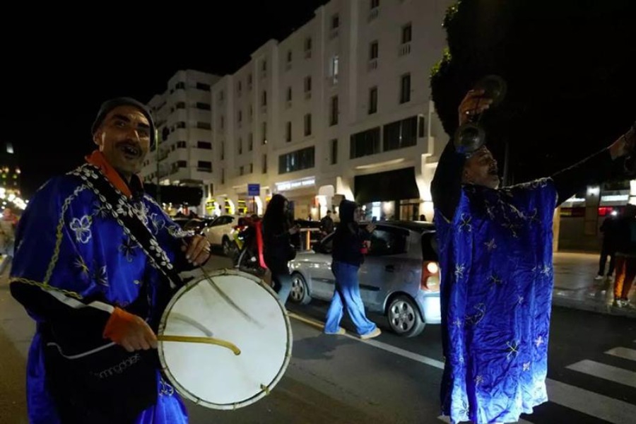 Χημικά, πετροπόλεμος και συλλήψεις: Σοβαρά επεισόδια στο Παρίσι μετά τη λήξη του Σενεγάλη – Μαρόκο - Χαμός στο Παρίσι, καθώς ξέσπασαν άγρια επεισόδια και υπήρξαν συλλήψεις από τις αστυνομικές δυνάμεις σε οπαδούς της Σενεγάλης, που πανηγύριζαν τη νίκη 