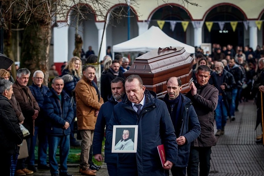 «Μαμά, πήραν άδικα τη ζωή σου, δεν ήταν στη μοίρα της να φύγει τόσο νέα»: Σπαραγμός στις κηδείες των εργατριών της «Βιολάντα» - «Δεν θα αφήσουμε να πάρουν τη μνήμη σου»