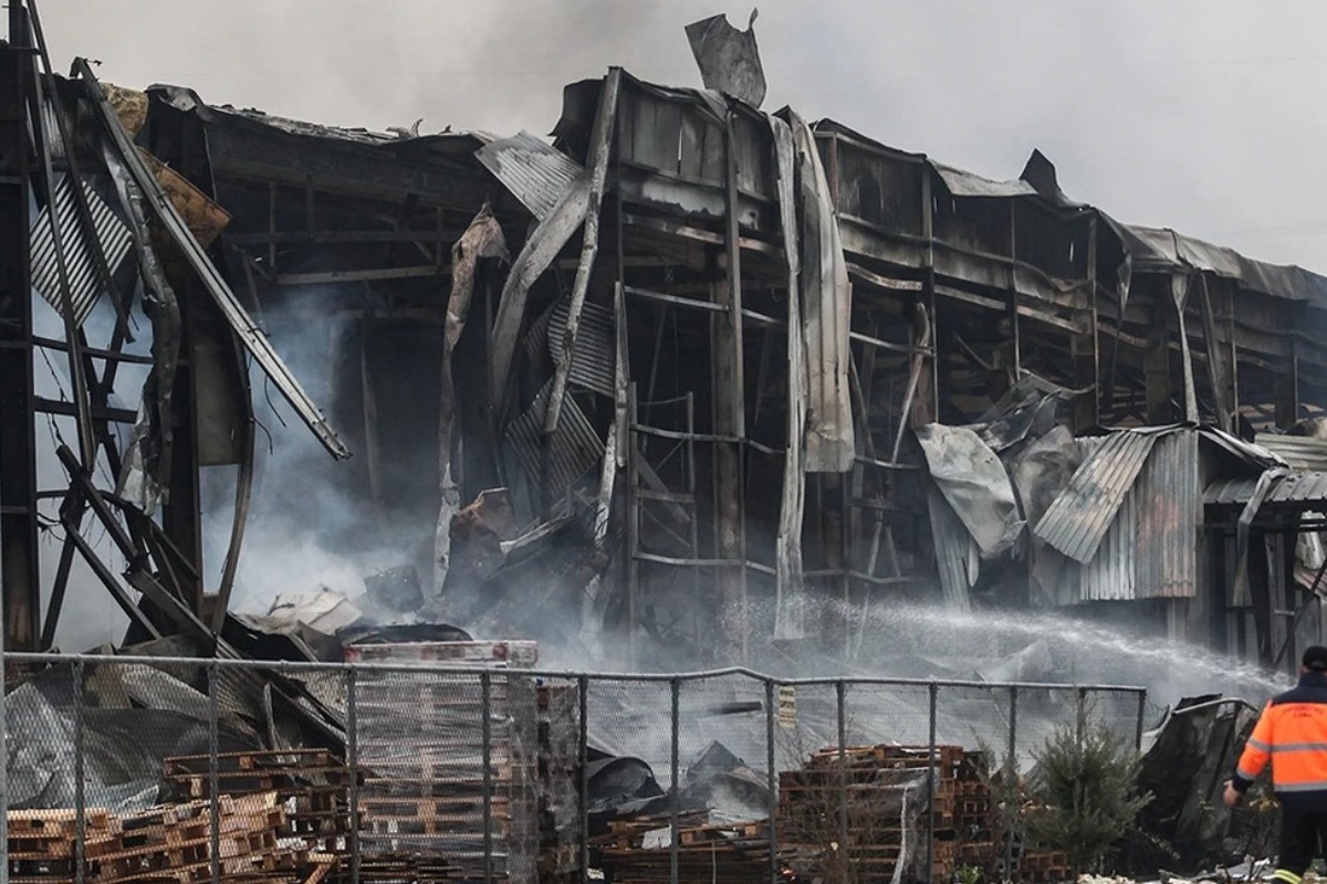 Πολύμηνη διαρροή βλέπουν οι ειδικοί πίσω από τη φωτιά στη «Βιολάντα» – Φόβοι για νέα ανάφλεξη και έκρηξη - Η ανακοίνωση της εταιρείας και τα όσα θα γίνουν τις επόμενες ημέρες
