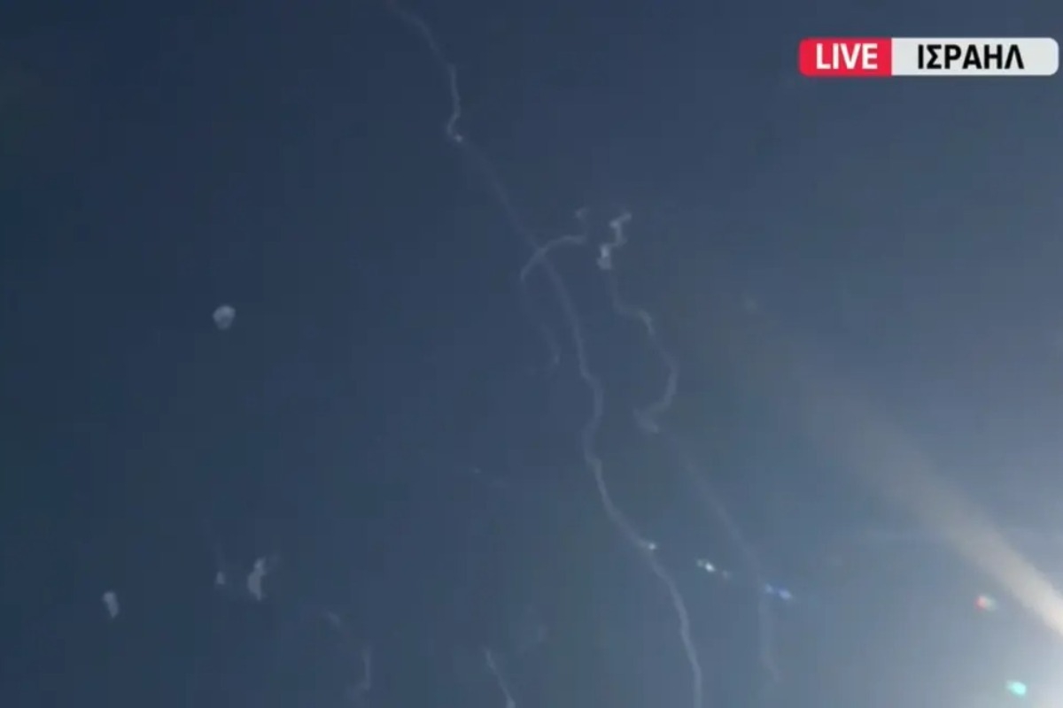Η ΕΡΤ κατέγραψε live την κατάρριψη ιρανικών βλημάτων από την αεροάμυνα του Ισραήλ: «Είναι ακριβώς από πάνω μας» - Ο ουρανός γέμισε από τις άσπρες γραμμές που αφήνουν πίσω τους τα αντιαεροπορικά πυρά