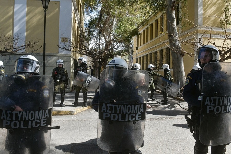 Επεισόδια στην Ευελπίδων με «υπερασπιστές» των ληστών της Τιθορέας: Στη φυλακή και οι 6 μετά τις απολογίες τους - Οι κατηγορούμενοι φέρονται να εμπλέκονται σε τουλάχιστον 11 ληστείες