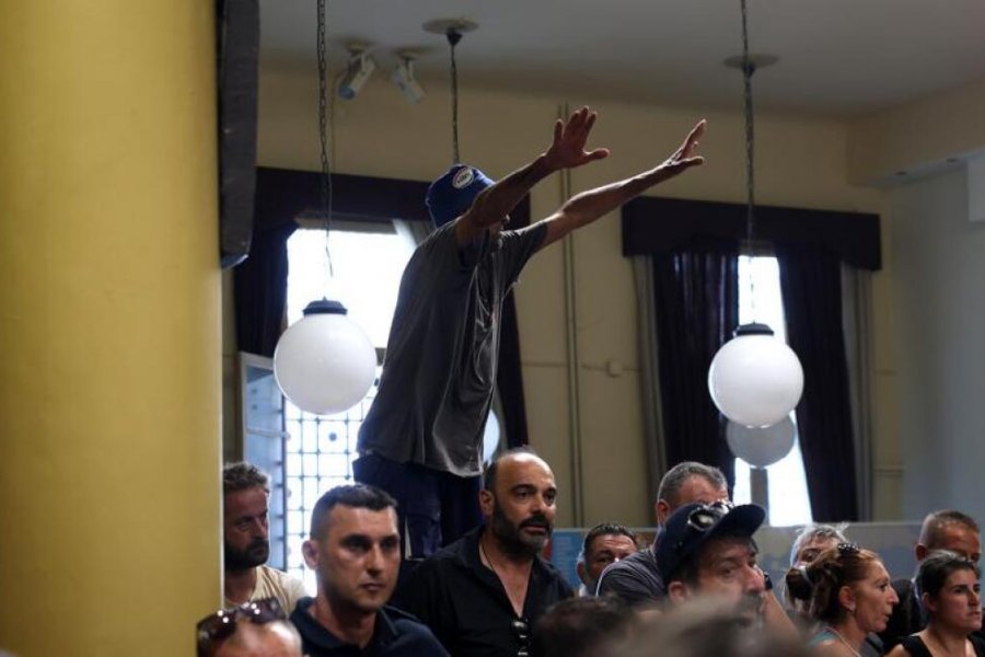 Έξαλλοι κτηνοτρόφοι μπούκαραν στη συνεδρίαση για τον αφθώδη πυρετό στη Λέσβο, παραιτήθηκαν δύο άτομα, δείτε βίντεο - Παραιτήθηκαν η αντιπεριφερειάρχης Πρωτογενούς Τομέα της Περιφέρειας Βορείου Αιγαίου Αναστασία Αντωνέλλη και ο προϊστάμενος της Διεύθυνσης Κτηνιατρικής