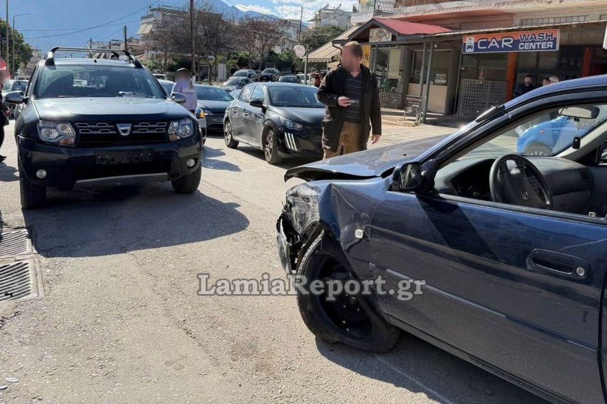 Σφοδρό τροχαίο στη Λαμία: Επιχείρησε προσπέραση σε κεντρικό δρόμο και προκάλεσε καραμπόλα - Από τύχη δεν σημειώθηκε κάποιος σοβαρός τραυματισμός