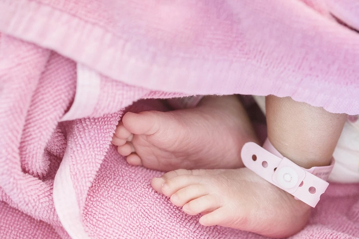 Κακοποίηση μωρού 10 μηνών στην Πάτρα: Οι τραγικές συνθήκες διαβίωσης – «Το δάγκωσαν τα ξαδέρφια του» λέει η μητέρα - Ιατροδικαστής μιλά για κακοποίηση ή παραμέληση, η 18χρονη μητέρα σε καταυλισμό Ρομά, καταγγελίες για εγκληματική αμέλεια