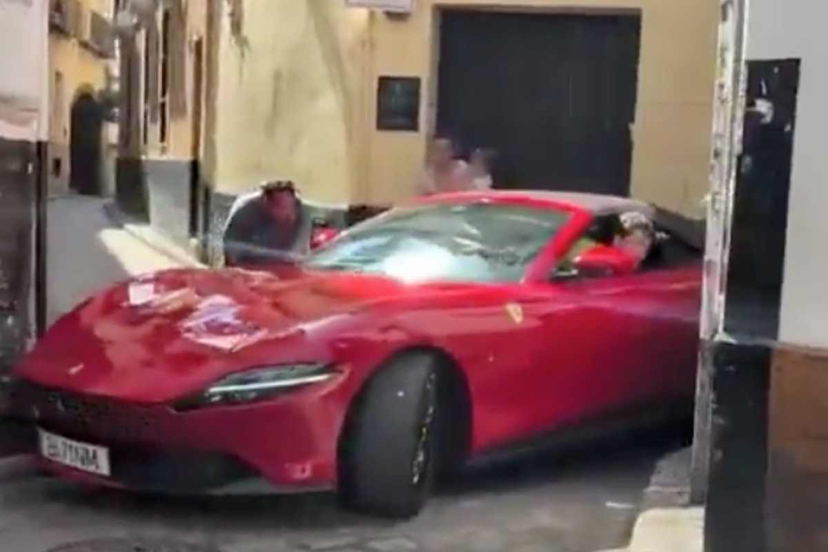 Σεβίλλη: Ατζαμής οδηγός σφήνωσε Ferrari 210.000 ευρώ σε σοκάκι ‑ Τα φαρμακερά σχόλια