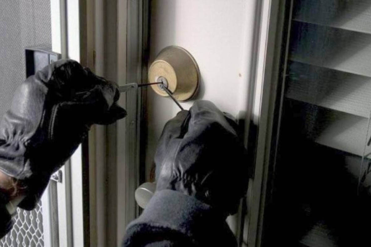 Θεσσαλονίκη: Έκανε απόπειρα ληστείας σε καφεκοπτείο, προσπάθησε να διαφύγει και έπεσε από 2,5 μέτρα