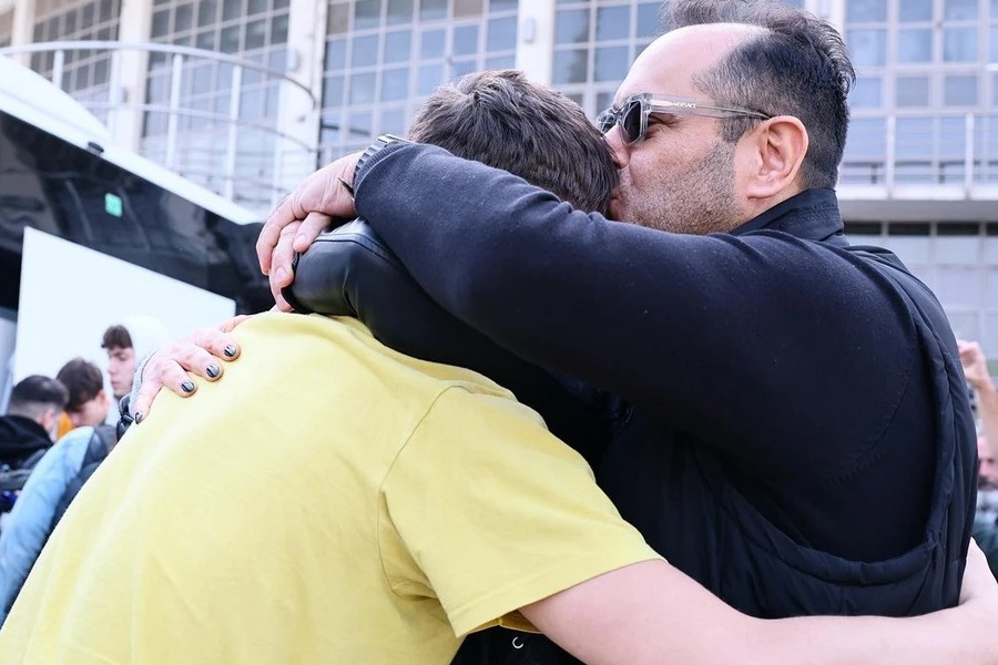 Συγκίνηση, κλάματα και χειροκροτήματα για την επιστροφή των εφήβων αθλητών του Αρη στη Θεσσαλονίκη