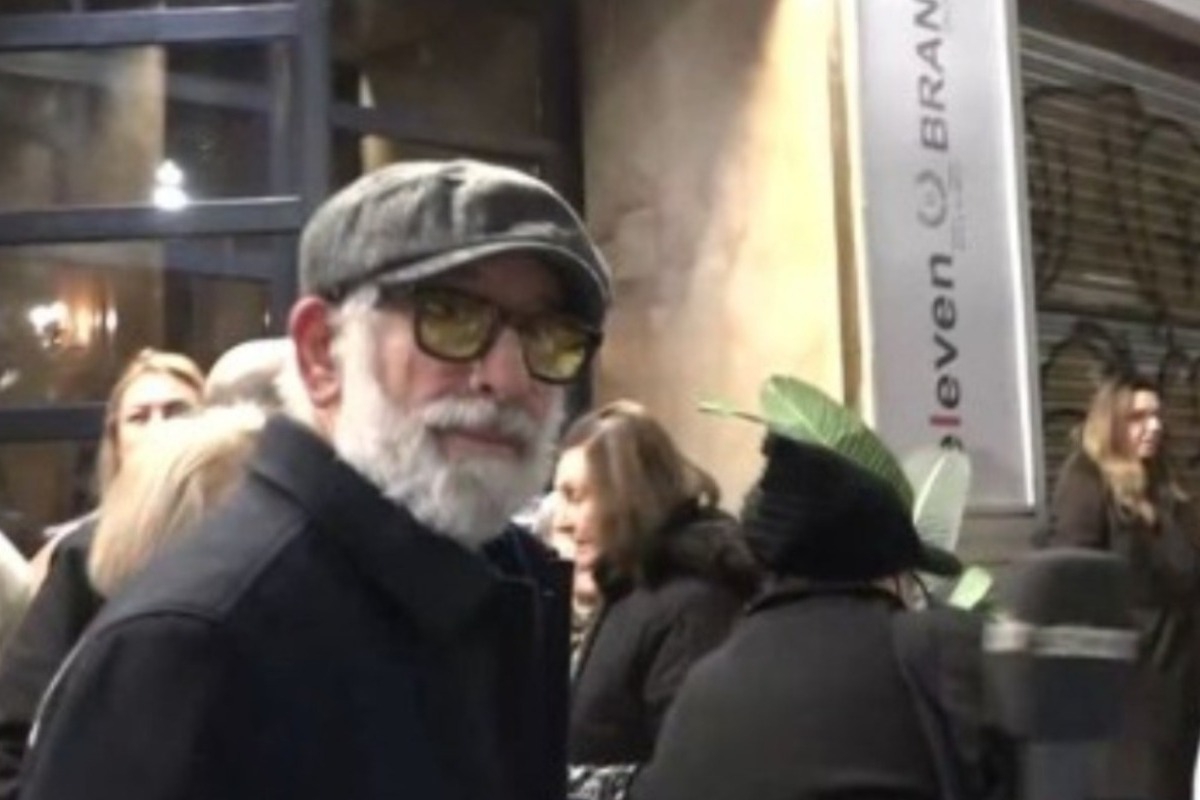 Πέτρος Φιλιππίδης: «Είσαι καλά παιδί μου;» είπε ενοχλημένος σε δημοσιογράφο σε βραδινή του έξοδο