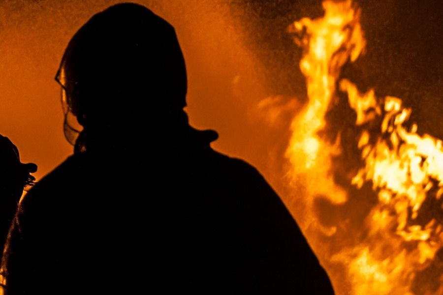 Φονική πυρκαγιά σε διαμέρισμα στη Λαμία – Νεκρή γυναίκα, απεγκλωβίστηκαν μητέρα και παιδί