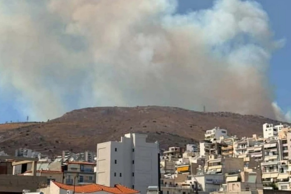 Φωτιά στην Περιφερειακή Αιγάλεω, ήχησε το 112 για ετοιμότητα - Η πυρκαγιά καίει χαμηλή βλάστηση στο Ποικίλο Όρος