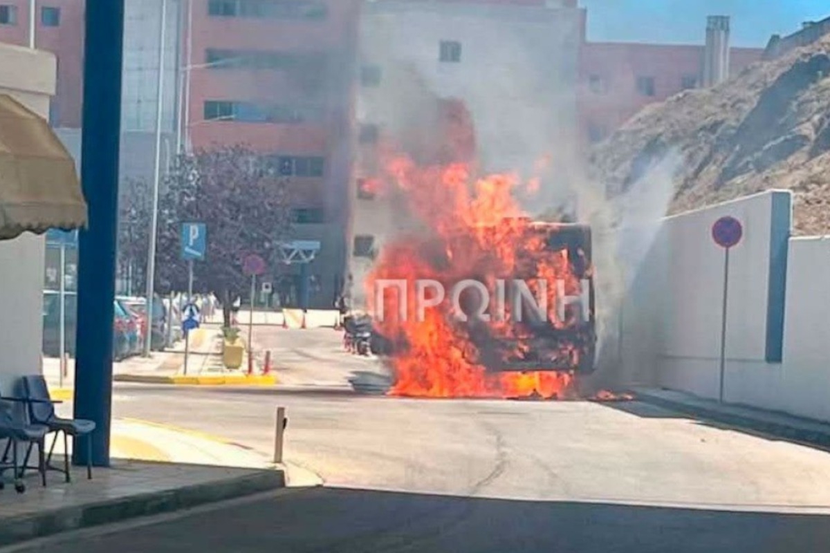 Φωτιά σε λεωφορείο μέσα στο νοσοκομείο Καβάλας – Εκκενώθηκε έγκαιρα - Επιβάτες και οδηγός εγκατέλειψαν το όχημα χωρίς τραυματισμούς, ενώ οι αιτίες της πυρκαγιάς διερευνώνται