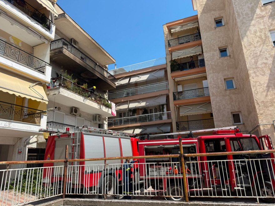 Φωτιά σε διαμέρισμα στη Θεσσαλονίκη: Στο νοσοκομείο δύο άτομα λόγω εισπνοής καπνού