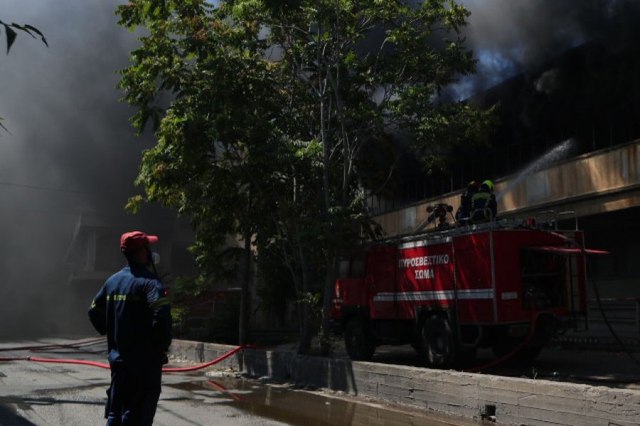 Φωτιά σε εργοστάσιο στο Αιγάλεω: Κατέρρευσε τμήμα της οροφής - Στο εσωτερικό του κτιρίου εκείνη τη στιγμή βρίσκονταν πυροσβέστες, ωστόσο δεν υπήρξε κάποιος τραυματισμός