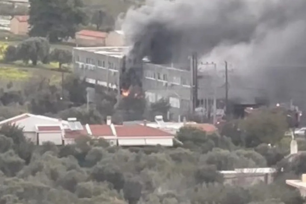 Φωτιά στα Σπάτα σε αποθηκευτικό χώρο καταστήματος αθλητικών ειδών