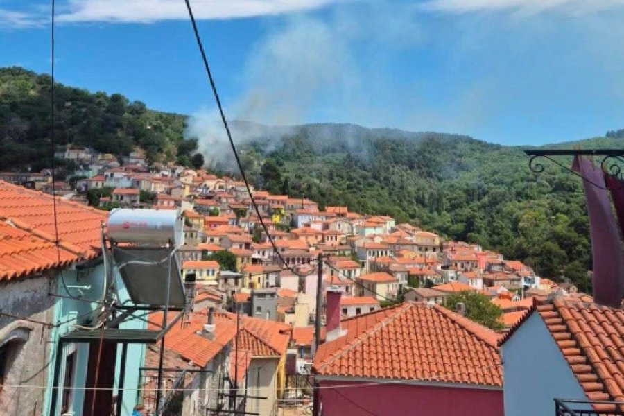 Φωτιά στη Μυτιλήνη - Ήχησε το 112 - Λίγο πριν τις 3 το μεσημέρι ήχησε και το 112 στα κινητά των κατοίκων, ζητώντας τους να παραμείνουν σε ετοιμότητα