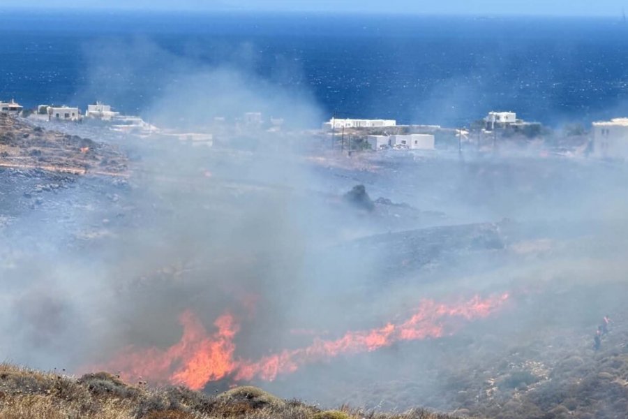 Φωτιά στη Σύρο, 112 για εκκένωση της περιοχής Τρία Λαγγόνια