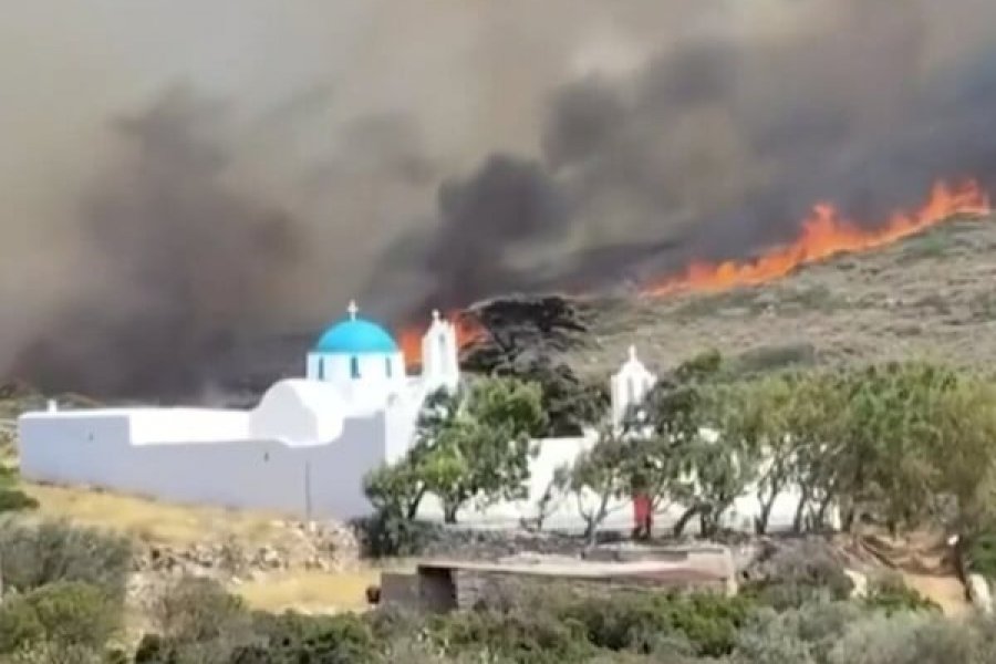 Φωτιά στην Πάρο: Δεν υπάρχει ενεργό μέτωπο – Σε επιφυλακή η Πυροσβεστική - Οι δυνάμεις παραμένουν σε πλήρη ετοιμότητα λόγω ισχυρών ανέμων που αυξάνουν τον κίνδυνο αναζωπυρώσεων στο νησί.