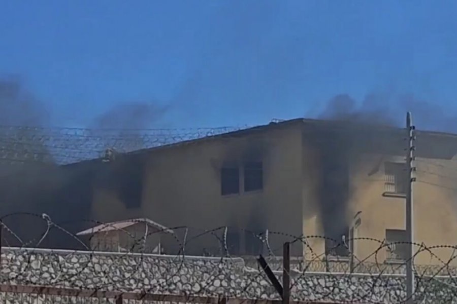 Φωτιά στις φυλακές Κορυδαλλού: Πυκνοί καπνοί βγαίνουν μέσα από τα κελιά – Κρατούμενοι έβαλαν φωτιά σε στρώματα - Πληροφορίες αναφέρουν πως κρατούμενοι έβαλαν φωτιά σε στρώματα με αποτέλεσμα γρήγορα η πτέρυγα να γεμίσει με καπνό
