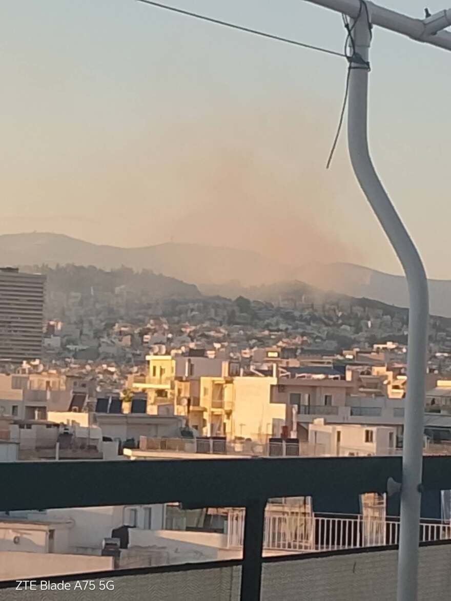 Φωτιά στο Ψυχικό, μεγάλη κινητοποίηση της πυροσβεστικής, επιχειρούν και δύο ελικόπτερα - Δείτε βίντεο