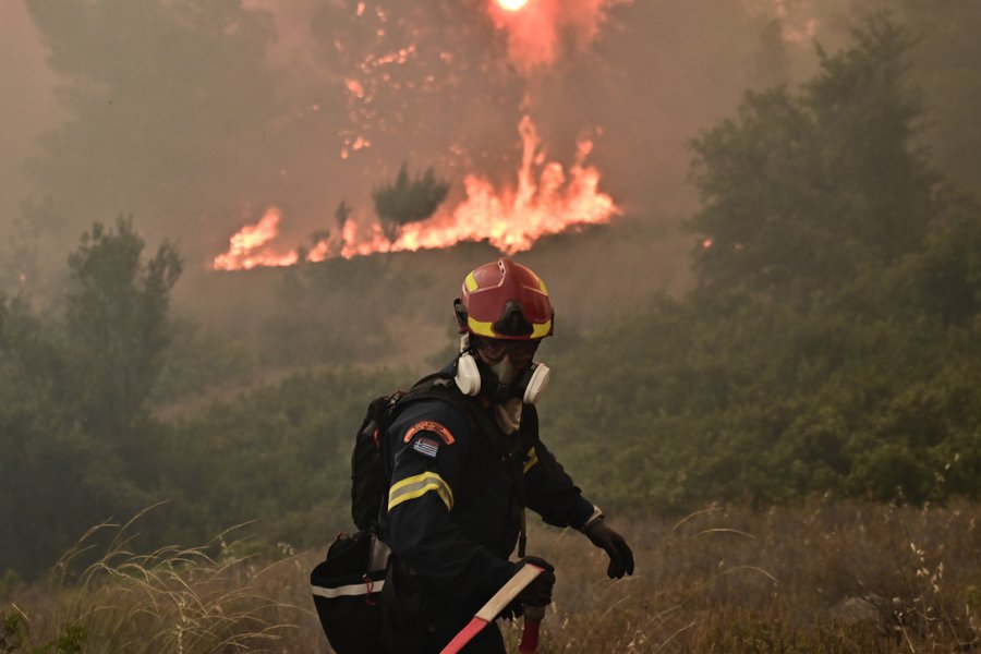Φωτιά στον Μαρμαρά Χαλκιδικής – Χαμός στην περιοχή από τους κεραυνούς