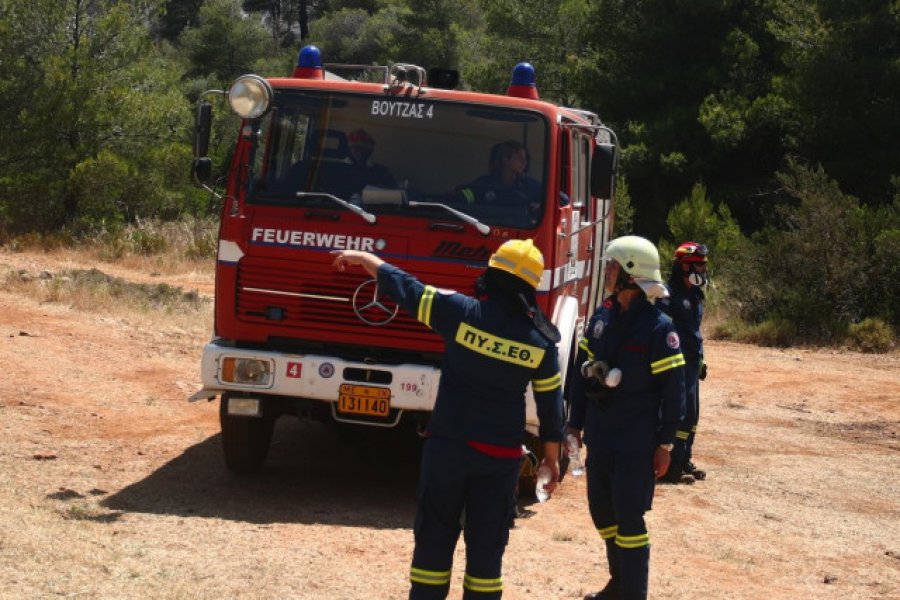 Φωτιά τώρα στο Λουτράκι - Επιχειρούν 47 πυροσβέστες και ένα ελικόπτερο - Στο σημείο επιχειρούν 47 πυροσβέστες, με δύο ομάδες πεζοπόρων της 9ης ΕΜΟΔΕ, 14 οχήματα, ένα ελικόπτερο, ενώ βοηθούν και εθελοντές