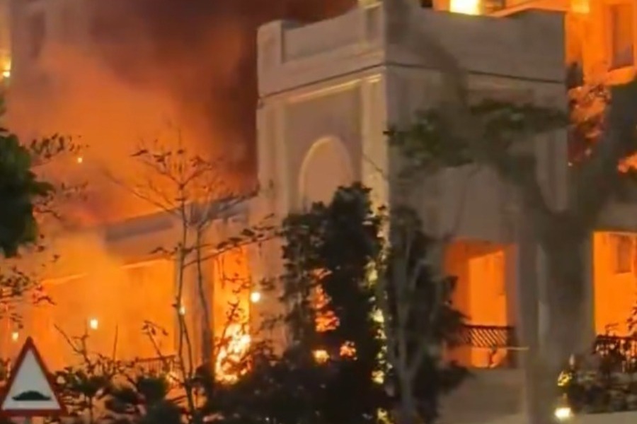 Φωτιά σε πολυτελές ξενοδοχείο του Ντουμπάι μετά από ιρανική πυραυλική επίθεση