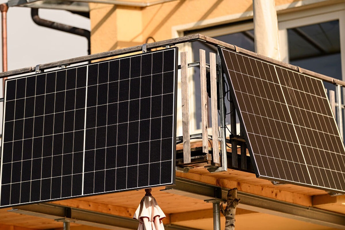 Η Βρετανία φέρνει «plug-in» φωτοβολταϊκά για τα σπίτια για να καταπολεμήσει την ενεργειακή κρίση λόγω του πολέμου στο Ιράν - Η βρετανική κυβέρνηση κατέληξε σε συμφωνία με Amazon και Lidl - Είναι εύκολα στην εγκατάσταση και δεν χρειάζεται η παρουσία ηλεκτρολόγου