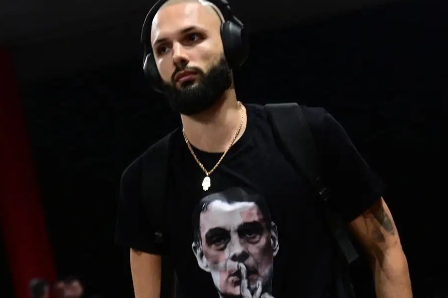 Ολυμπιακός – Βίρτους Μπολόνια: Ο Φουρνιέ φόρεσε μπλούζα με το πρόσωπο του Μπαρτζώκα στο ΣΕΦ