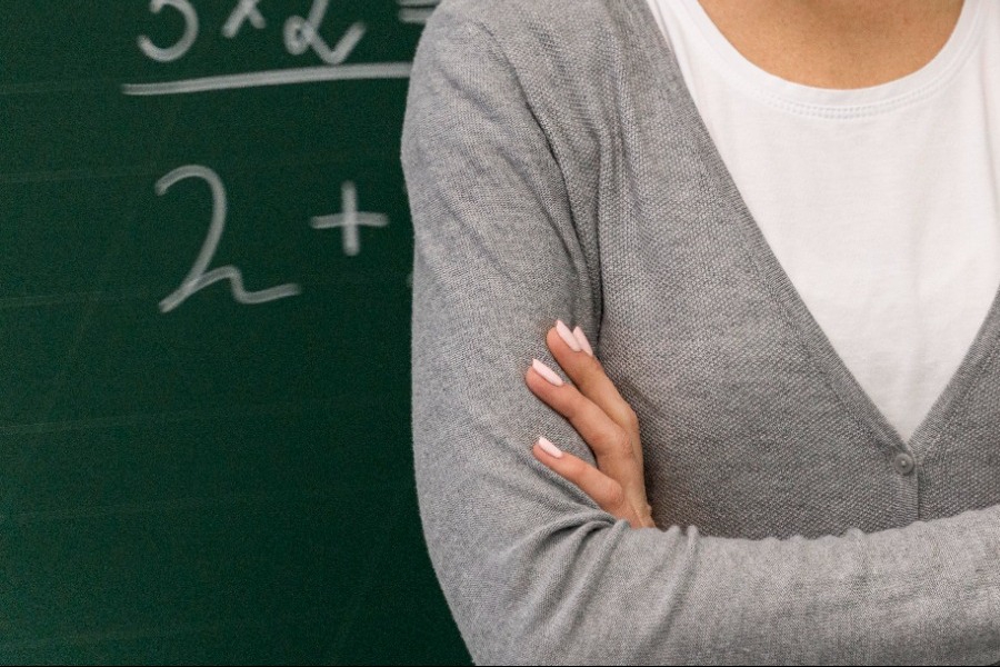 Δασκάλα απολύθηκε από τη θέση της σε δημόσιο σχολείο γιατί διατηρούσε Airbnb