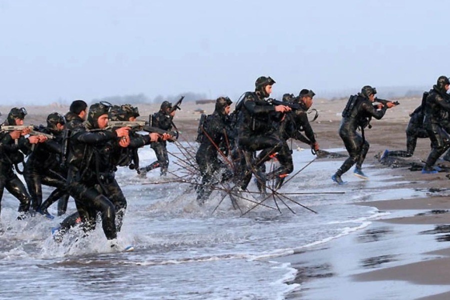 Πρωτοφανής απειλή των Φρουρών της Επανάστασης: «Φορτίστε κινητά, αποθηκεύστε νερό, μάθετε περσικά» - Οι Φρουροί της Επανάστασης στέλνουν σκληρό μήνυμα, ενώ η απειλή για κλείσιμο των Στενών του Ορμούζ βάζει «φωτιά» στην περιοχή