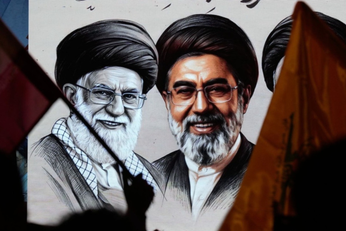 Telegraph - Ηχητικό ντοκουμέντο: Πώς ο Μοτζτάμπα Χαμενεΐ γλίτωσε τον θάνατο για λίγα δευτερόλεπτα - Πρόκειται για μία ομιλία του Μαζαχέρ Χοσεϊνί, επικεφαλής πρωτοκόλλου για το γραφείο του Αλί Χαμενεΐ, σε ανώτερους κληρικούς και διοικητές του Σώματος 