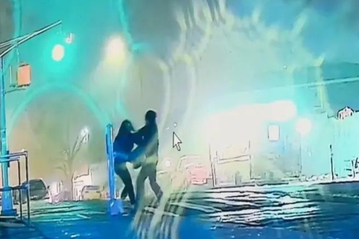 Ανατρεπτική εξέλιξη: Έφηβος ο μασκοφόρος με μαχαίρι της Νέας Υόρκης - Τον παρέδωσε η οικογένειά του - Ο νεαρός ζούσε με τον πατέρα του, λίγα τετράγωνα μακριά από το σημείο της επίθεσης