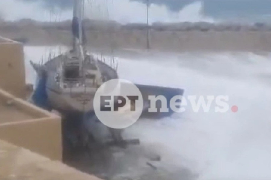 Τεράστια κύματα «σηκώνουν» ιστιοπλοϊκό στο λιμάνι της Γαύδου, δείτε βίντεο - Βάρκα σταμάτησε μόλις ένα μέτρο από την πόρτα ενός από τα σπιτάκια που μένουν οι μετανάστες