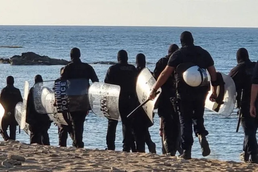 Απόβαση ΜΑΤ στη Γαύδο: «Σήμερα δεν είναι το τέλος, αλλά η αρχή» - Για πρωτοφανείς πρακτικές κάνουν λόγο άνθρωποι που βρίσκονταν στη Γαύδο, αναφερόμενοι στην επιχείρηση των ΜΑΤ στον Λαυρακά, που άφησε πίσω της κατεδαφ