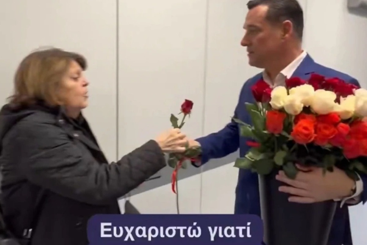 Ο Αδωνις Γεωργιάδης μοίρασε τριαντάφυλλα στις γυναίκες του νοσοκομείου «Ερυθρός Σταυρός»