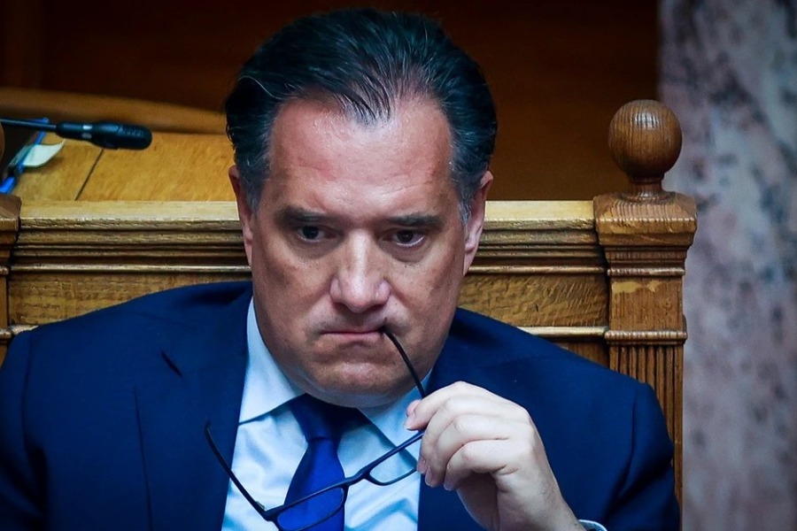 Αδωνις Γεωργιάδης για φωτογραφία ενός άνδρα και μίας γυναίκας σε προσωπική στιγμή που κυκλοφορεί στο διαδίκτυο: Δεν είμαι εγώ