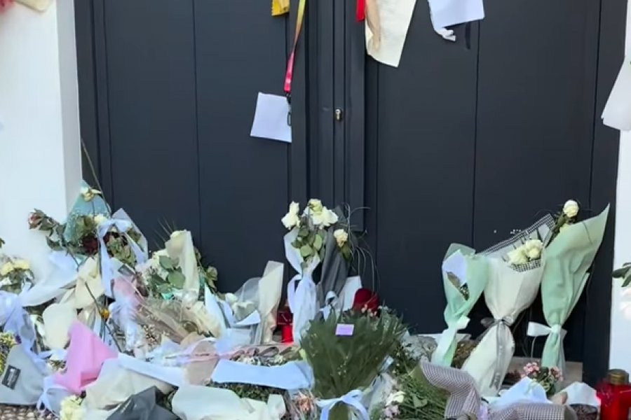 Γιώργος Μαζωνάκης: Λουλούδια και μηνύματα έξω από το σπίτι του γνωστού τραγουδιστή - Συγκινημένοι παραμένουν γείτονες και πολίτες από την ξαφνική απώλεια