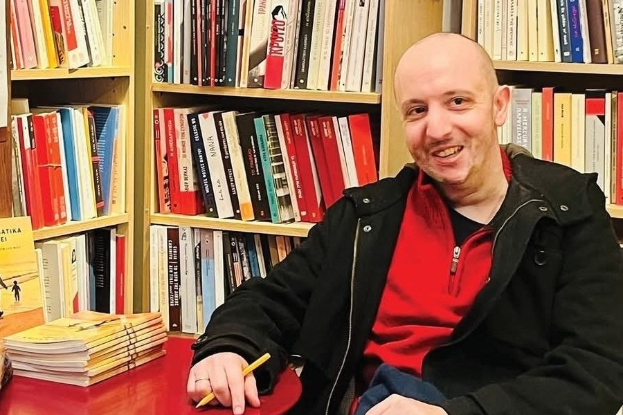 Γιάννης Μπρούζος: Πέθανε σε ηλικία 41 ετών ο συγγραφέας του βιβλίου «24 γράμματα στον γιο μου»