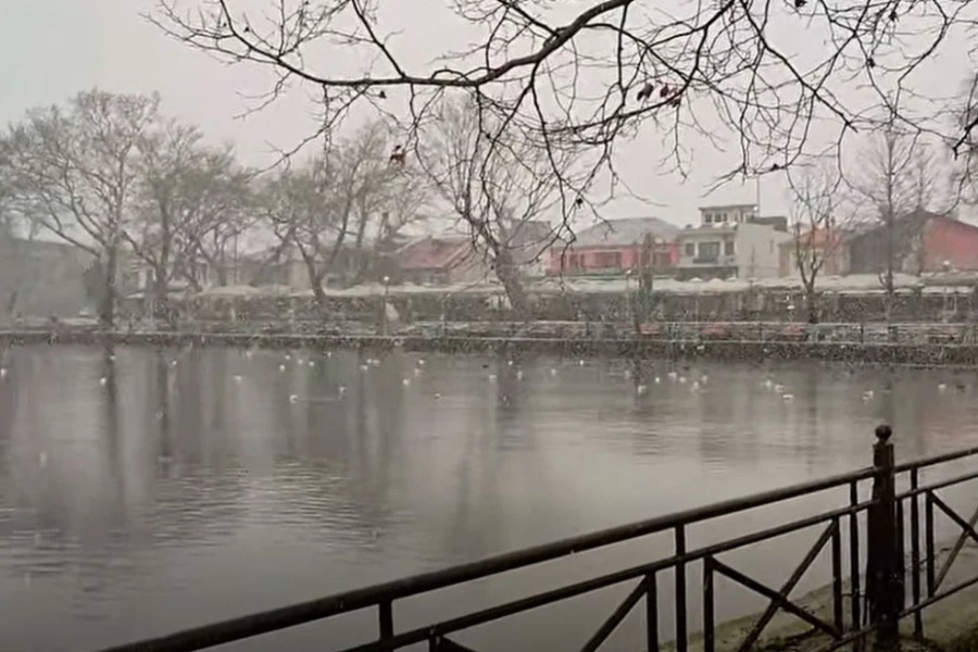 Ιωάννινα στα λευκά: Χιονίζει στο κέντρο της πόλης, μαγευτικές εικόνες από τα ορεινά της Κόνιτσας - Η κακοκαιρία βρίσκεται σε εξέλιξη, με μεγάλο μέρος της Ηπείρου, και ειδικά τις ορεινές περιοχές των Ιωαννίνων και της Αρτας, να έχουν ντυθεί από χθες 