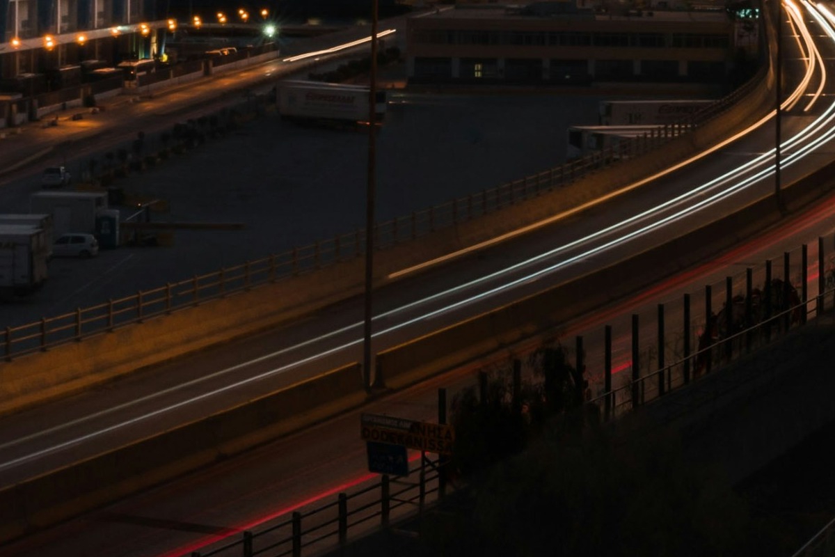 Καθίζηση οδοστρώματος στον Πειραιά: Διεκόπη η κυκλοφορία - Επισημαίνεται ότι οι οδηγοί πρέπει να είναι προσεκτικοί και να ακολουθούν τις εναλλακτικές διαδρομές που έχουν οριστεί για να αποφύγουν την περιοχή αυ